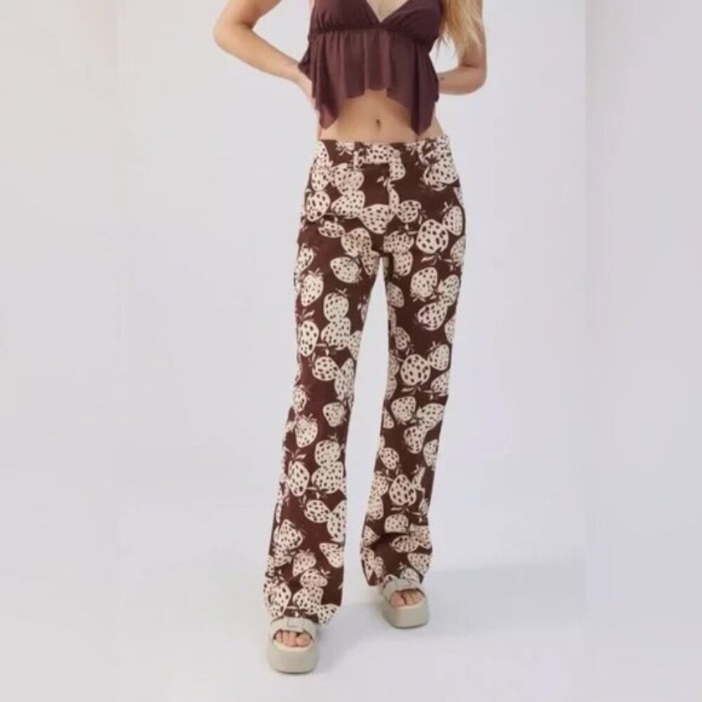 NWT BDG Urban Outfitters '90s Mid-Rise Bootcut Jean Strawberry Print size 26 Y2K